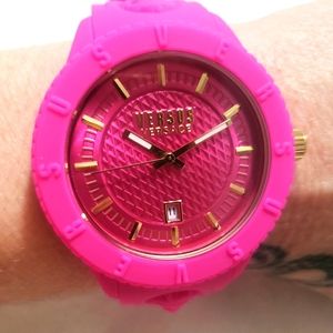 Versace V silicone watch, new without tags, just need bateries.